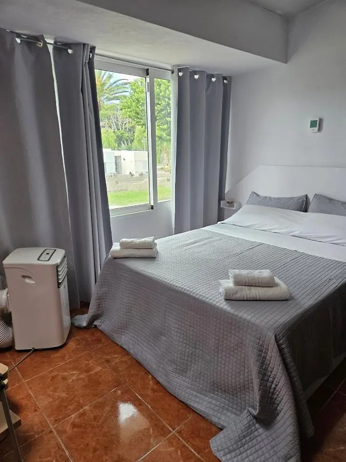 Δωμάτια σε οικογενειακή κατοικία Captain Morgan House Arona